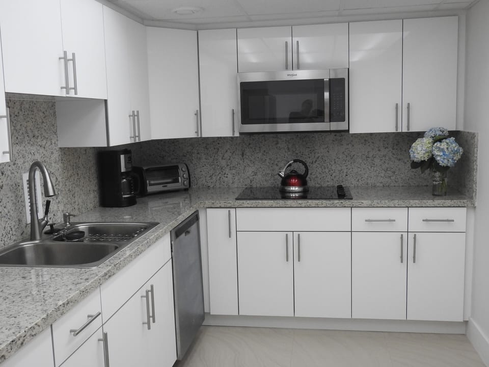 Complete kitchen.