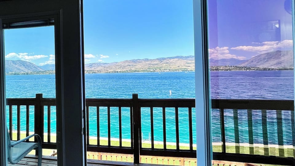 Living room with beautiful views of Lake Chelan