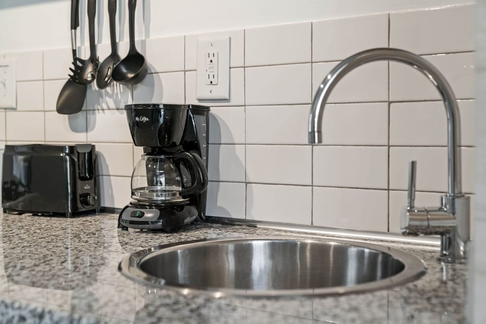 Fully Equipped Kitchen - Short Term Apartment Atlanta - Cool Classic Studios On 25th