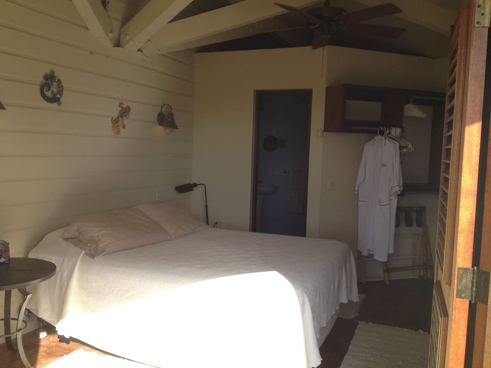 West Bohio - guest bedroom with queen size bed - private bathroom
