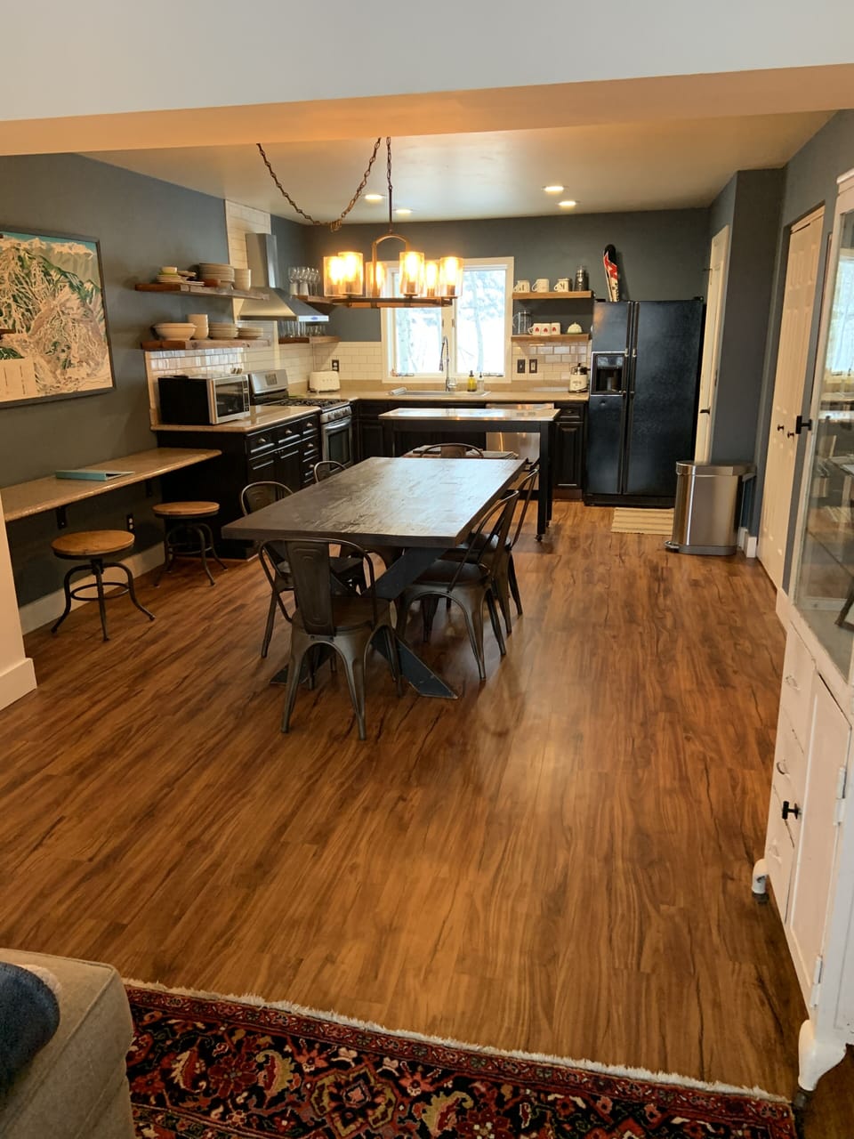 Dining table and bar top seat 8. Share ski stories around the table!