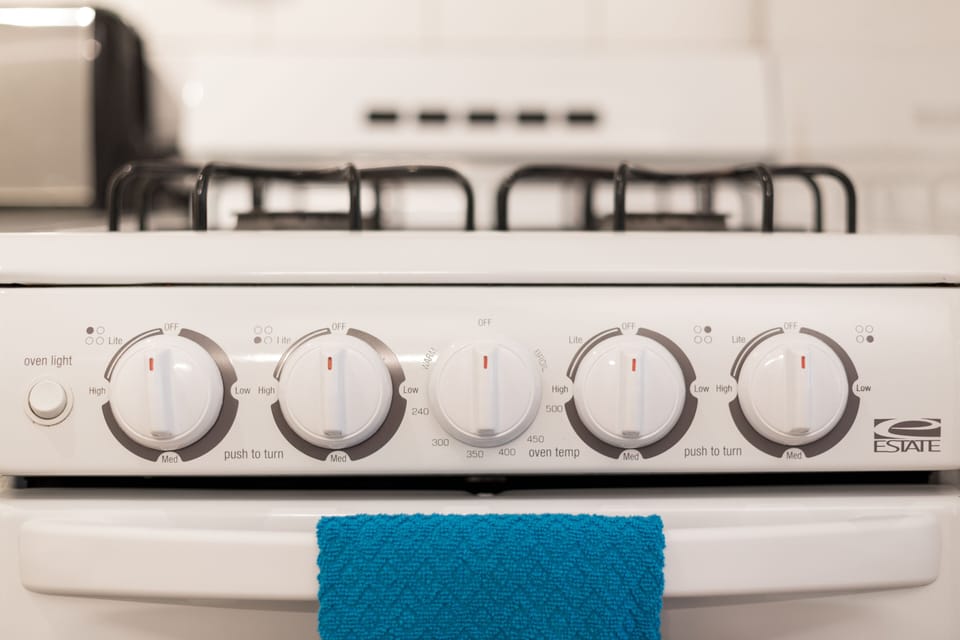 Stove & Oven - Temporary Housing Atlanta - Cool Classic Studios On 25th