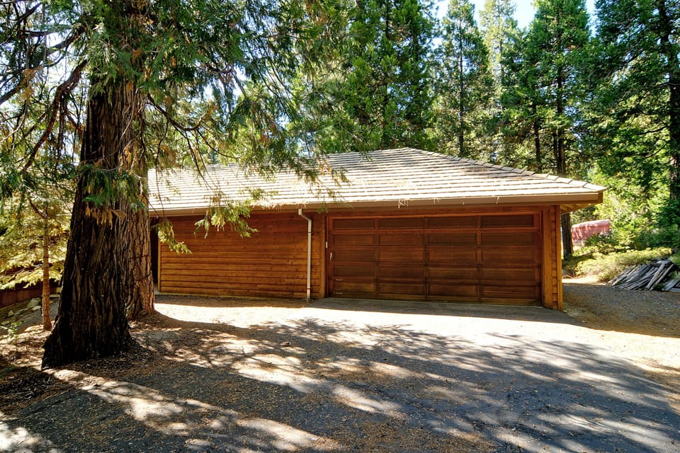 Room for parking in front of and next to garage.