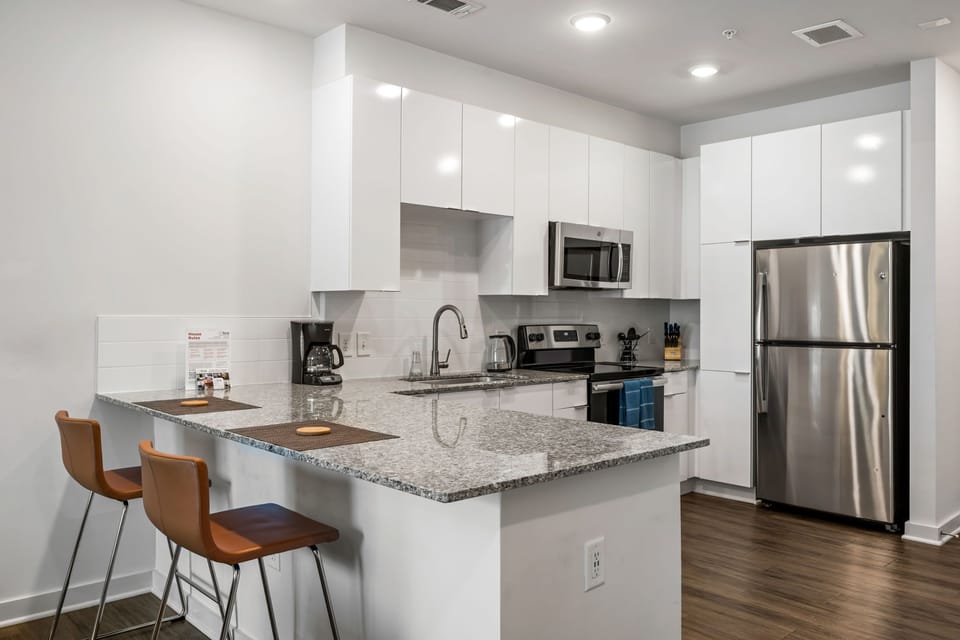 Kitchen Dining Bar with Stools - Short Term Apartment Atlanta - 1-Bedroom Spectacular Suites