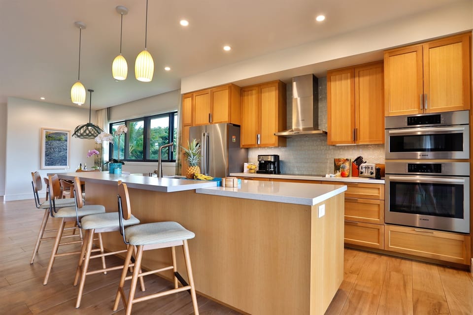 Spacious full kitchen equipped with all the essential items & Bosch appliances