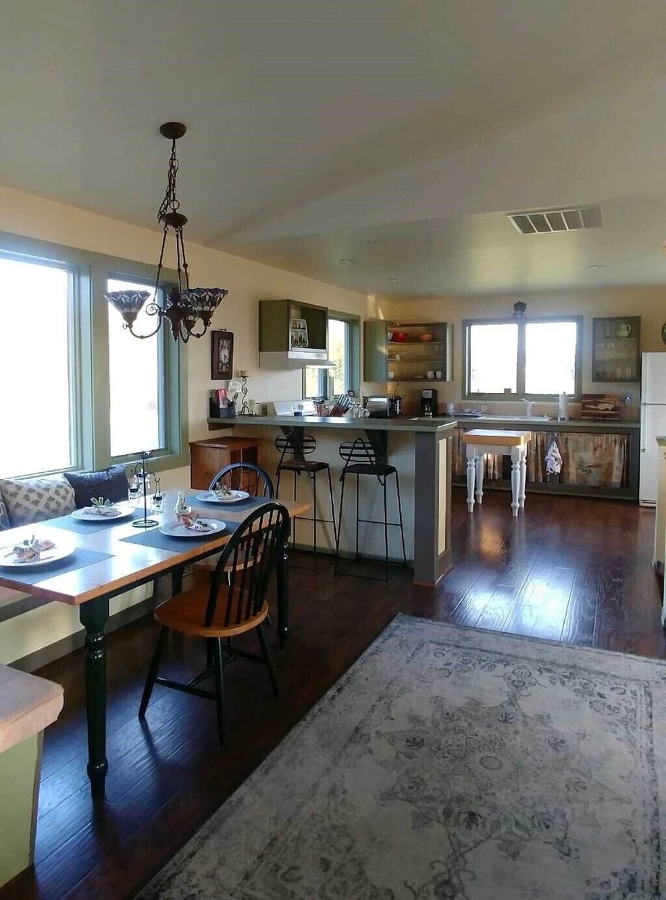 700 sq. ft of Studio Living Space - Full Kitchen, Nook, Bar