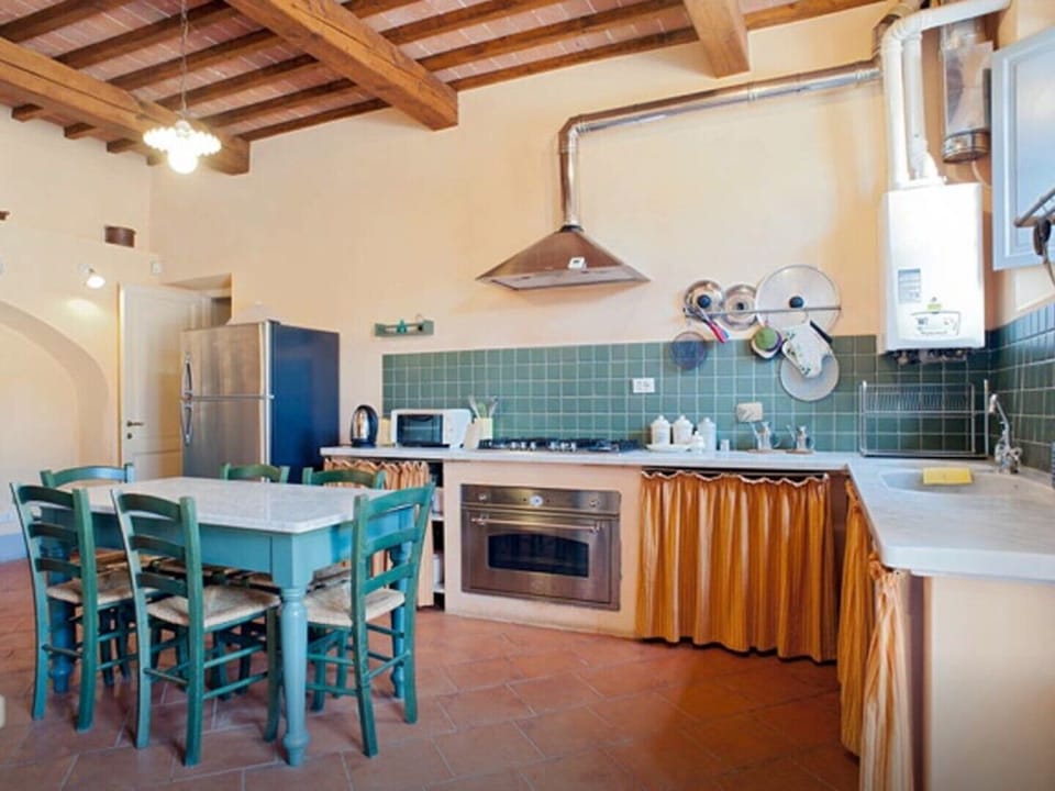 The fully equipped kitchen