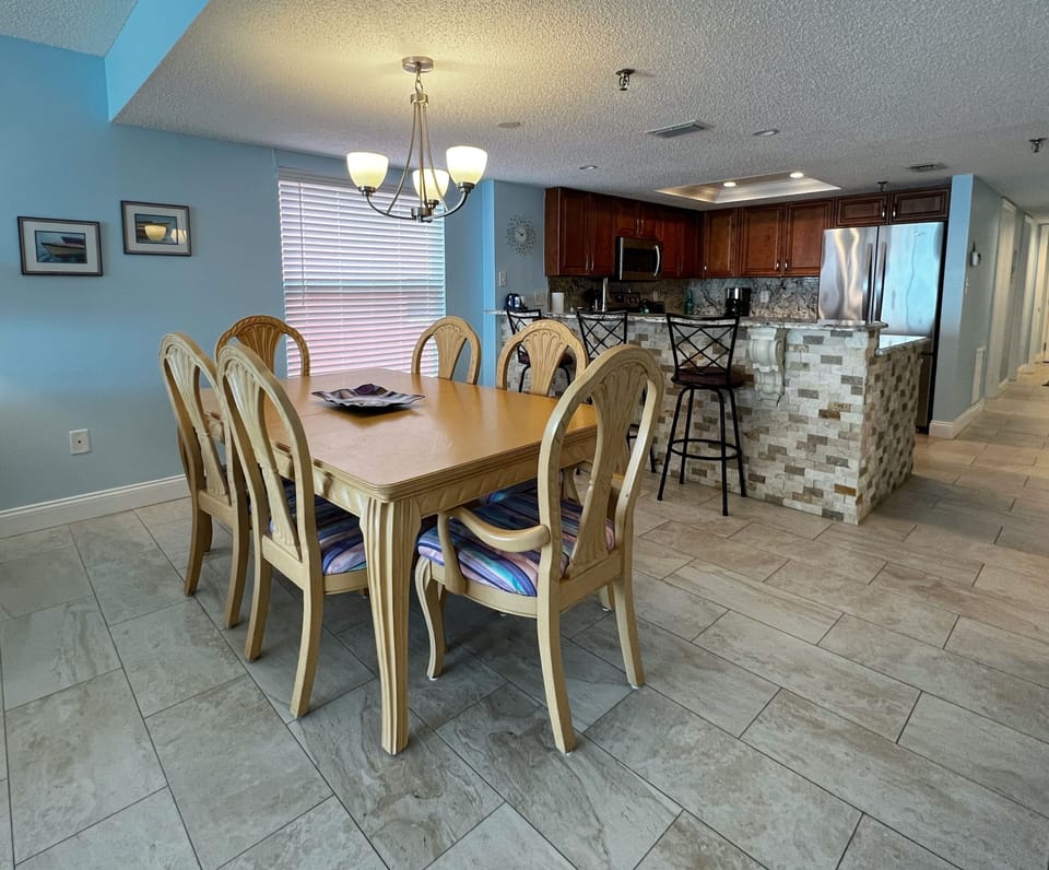 Spacious and Open Dining Space Right Next To The Kitchen. Plenty - Spacious and Open Dining Space Right Next To The Kitchen. Plenty Of Space For Everyone At The Table Plus The Bar Stool Seating.