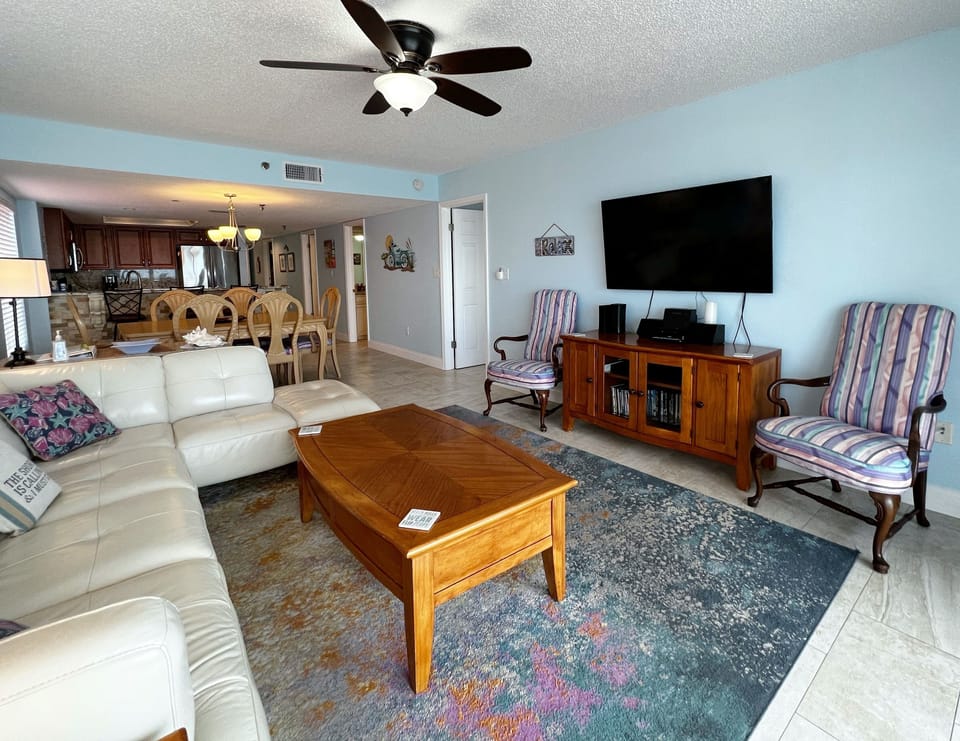 Spacious Living Space Throughout The Kitchen, Dining Room, and L - Spacious Living Space Throughout The Kitchen, Dining Room, and Living Room. Relax and Catch Up On Your Favorite Shows With The Large Smart TV.