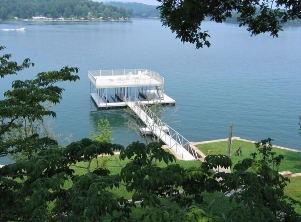 Patio/Dock: Lakeside Elegance