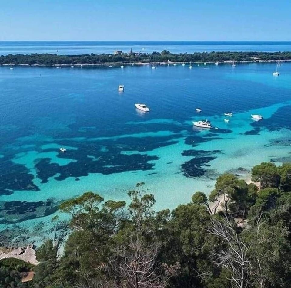 lagon entre les 2 iles à 20 de cannes