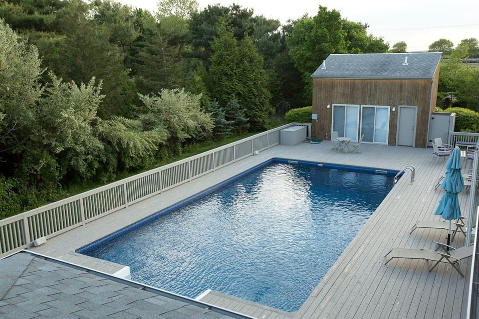 sundeck, pool and poolhouse 
