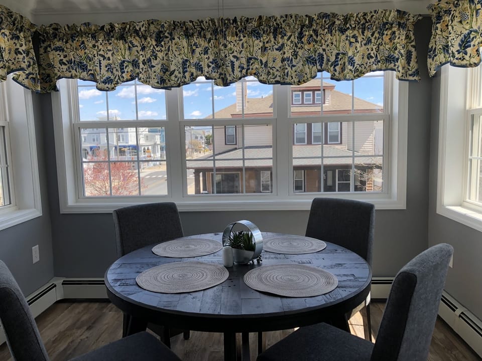 Dining area that overlooks street