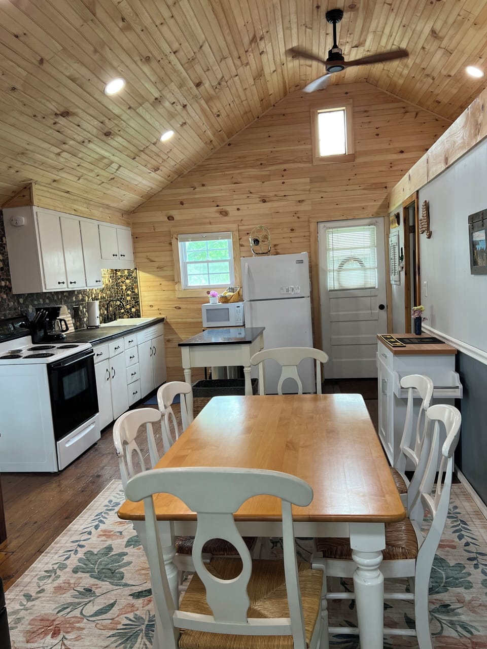 Kitchen/Entrance