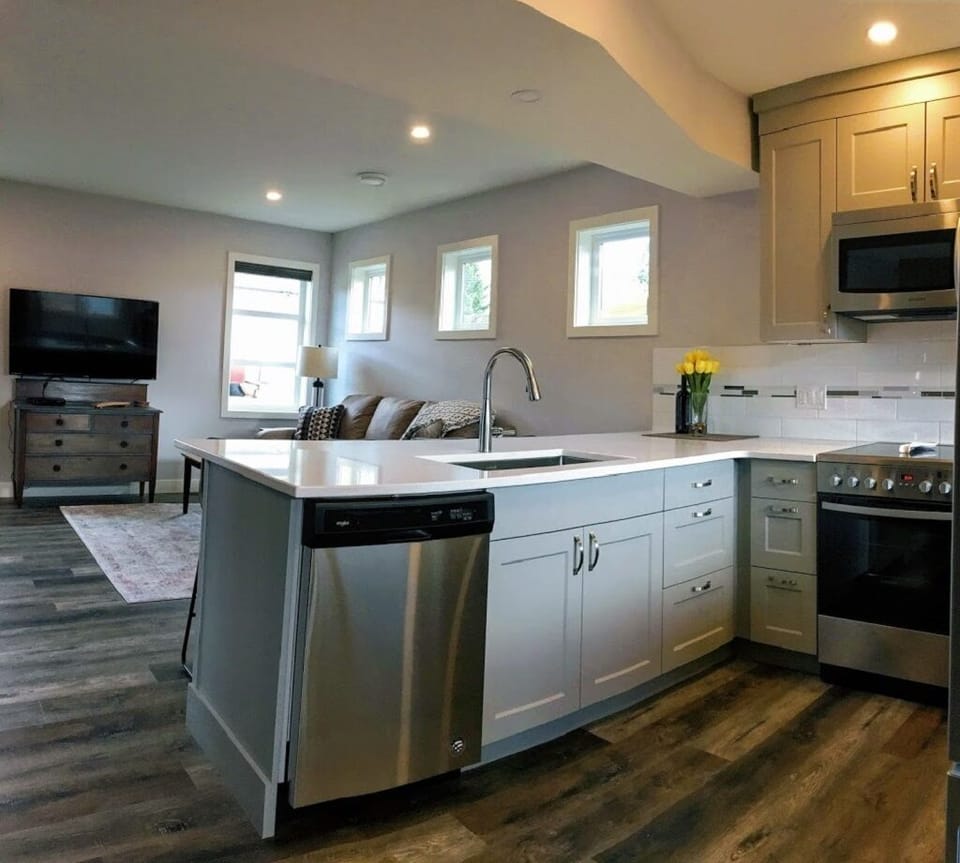 kitchen looking to livingroom