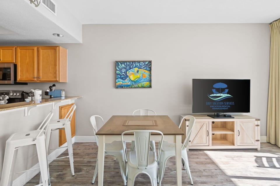 Dining Area - Table seats 4 - additional seating at kitchen counter