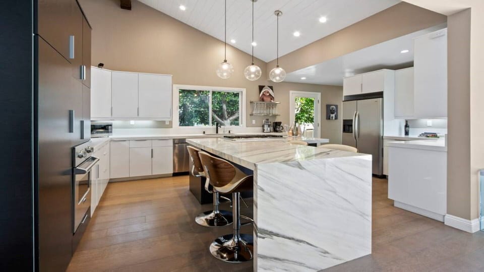 large kitchen with cesar stone, and career marble island seats 4 all amenities included
