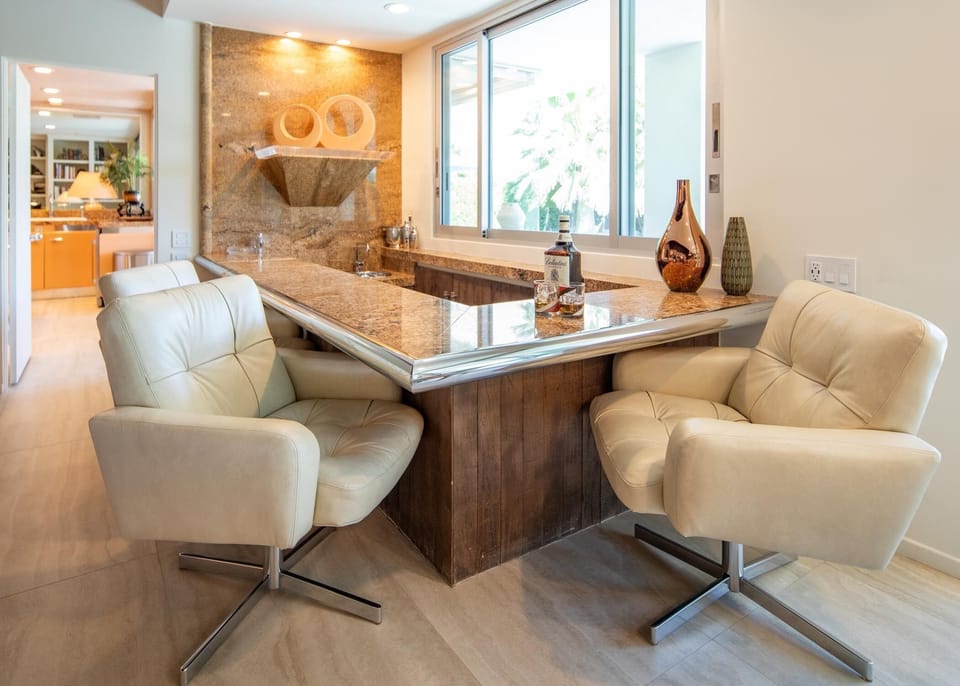 Walk down bar for entertaining 