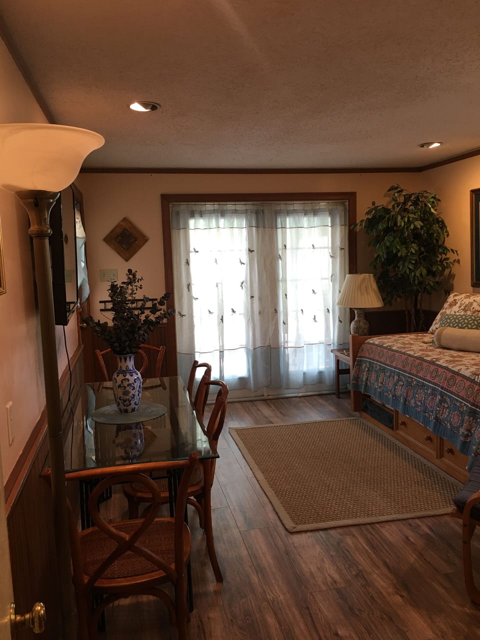 Living area with dining table, tv, daybed