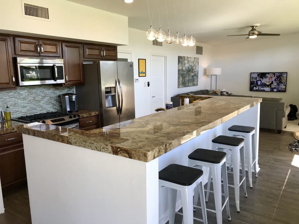 Kitchen w/large island