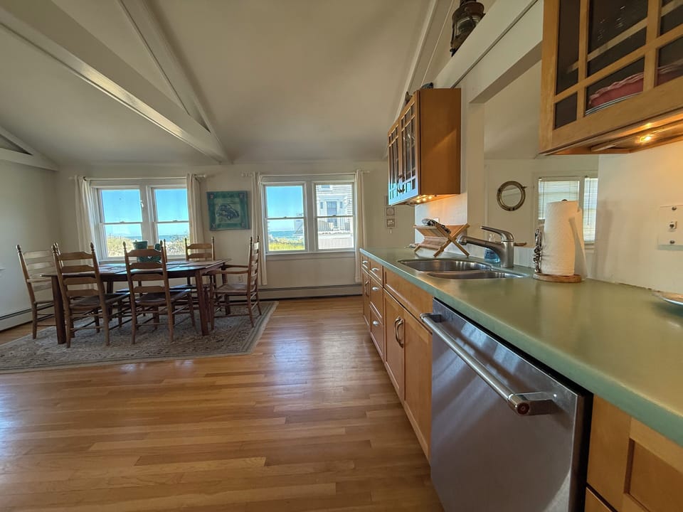 Kitchen / Dining 