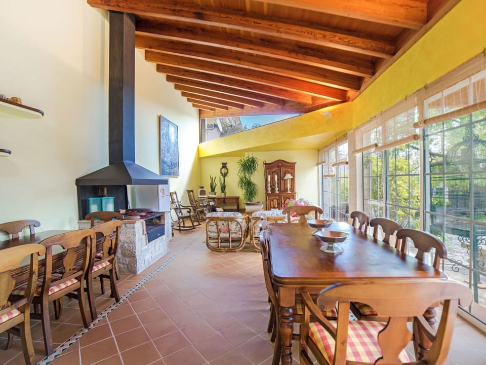 Property, Building, Room, Real Estate, Ceiling, Interior Design, Restaurant, House, Table, Estate