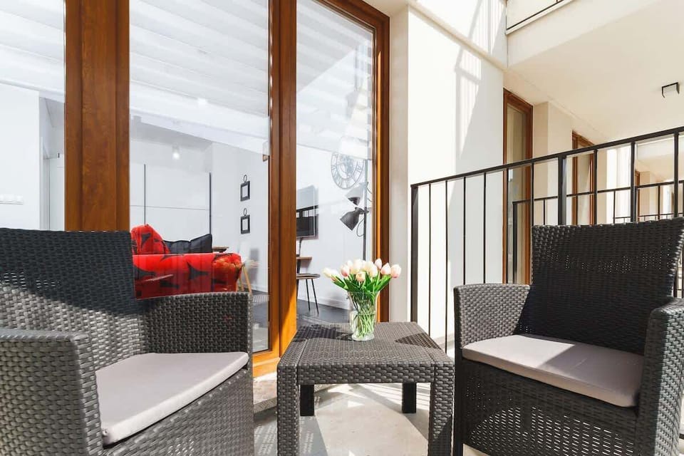 Functional balcony with table and chairs that give you the opportunity to drink coffee outdoors.