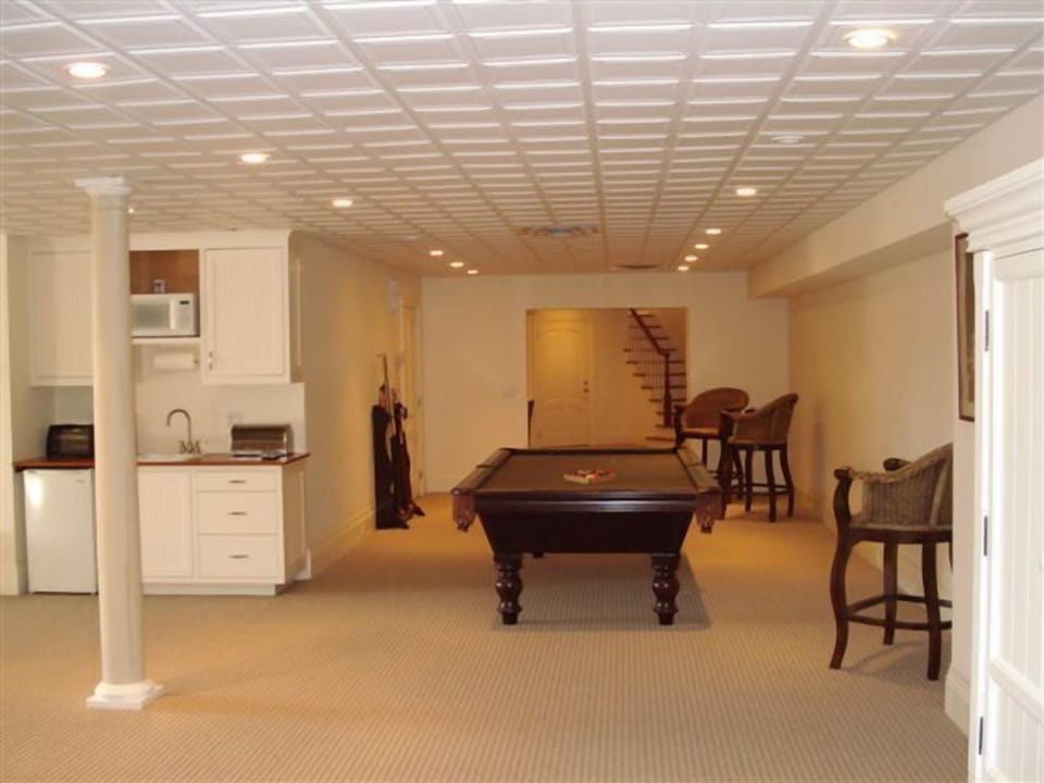 walk-out rec room; pool & ping-pong tables; full bath & 4 captain's beds
