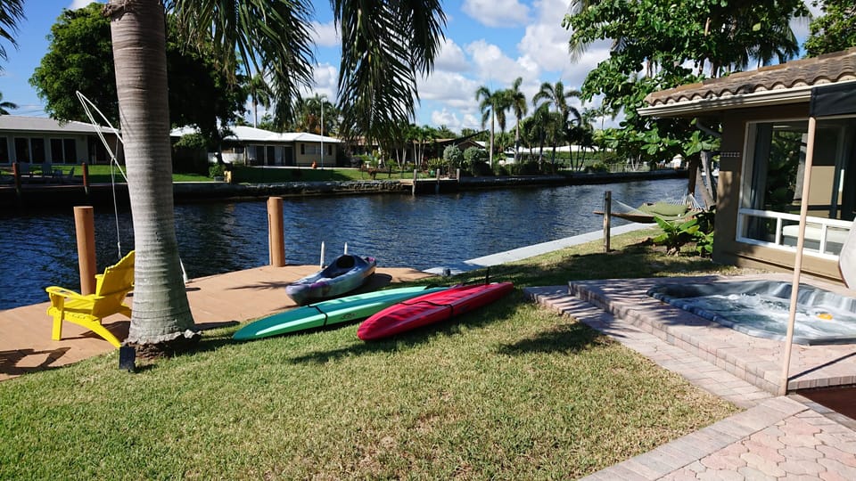 Spa, 2 paddle boards and kayak.