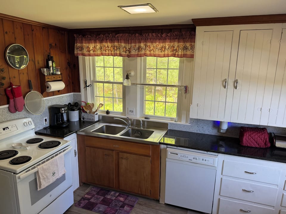Full Kitchen. Granite Counter Tops