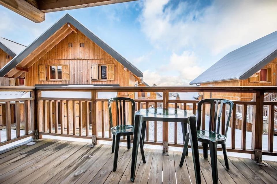 Enjoy your wine with the sunshine on your private balcony or terrace! Views vary
