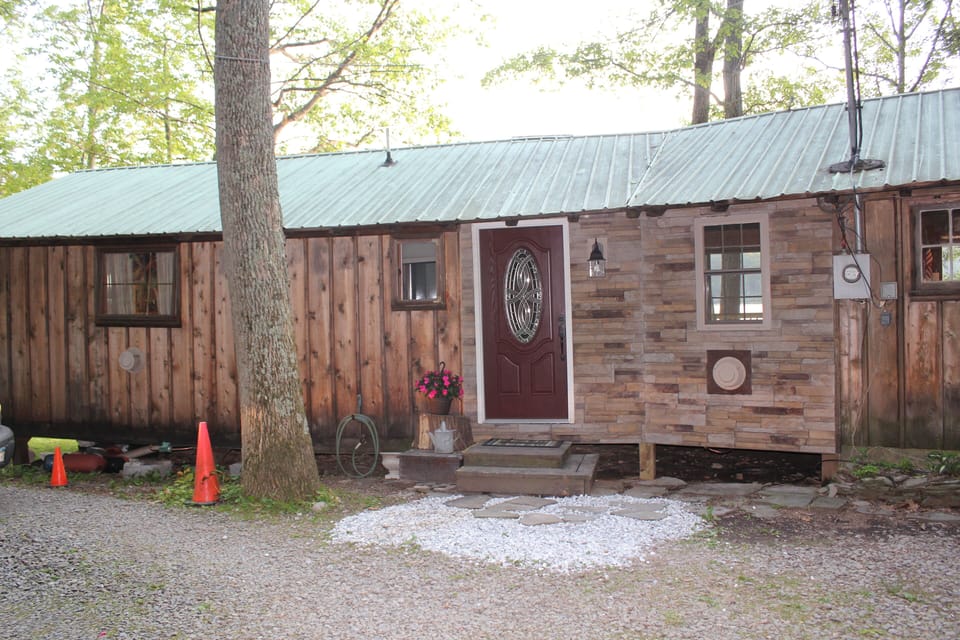 Entrance to cabin, driveway