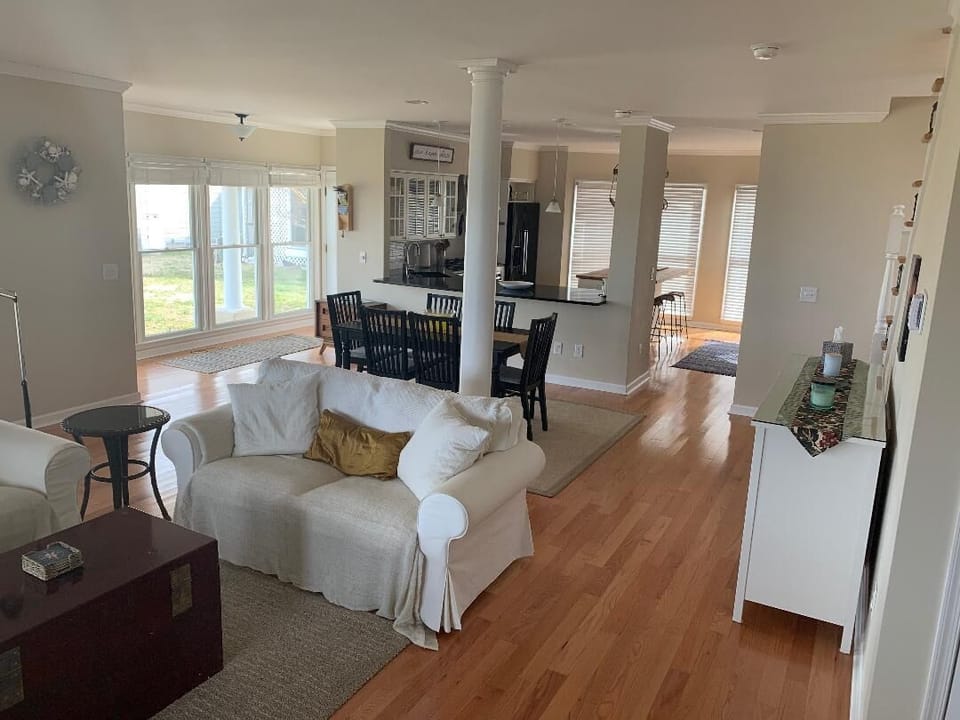 OPEN FLOOR PLAN LIVING SPACE