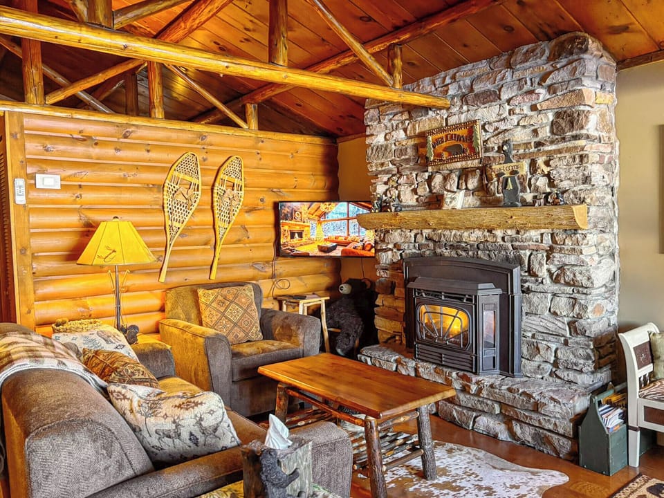 Bear Living Room with full size sleeper sofa, smart TV and gas fireplace.