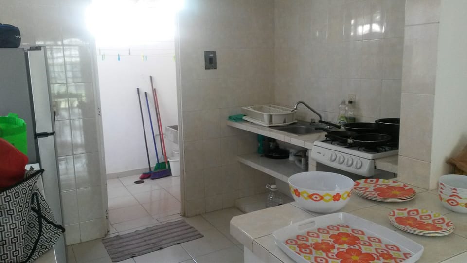 Es la cocina, se ve la puerta del cuarto de servicios.