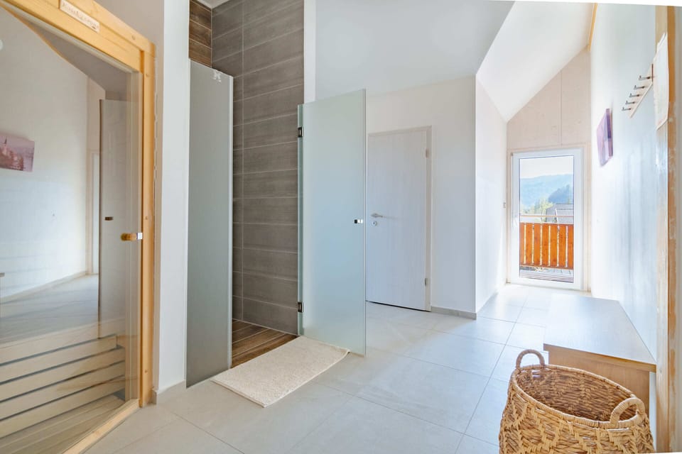 Wellness with sauna and shower.