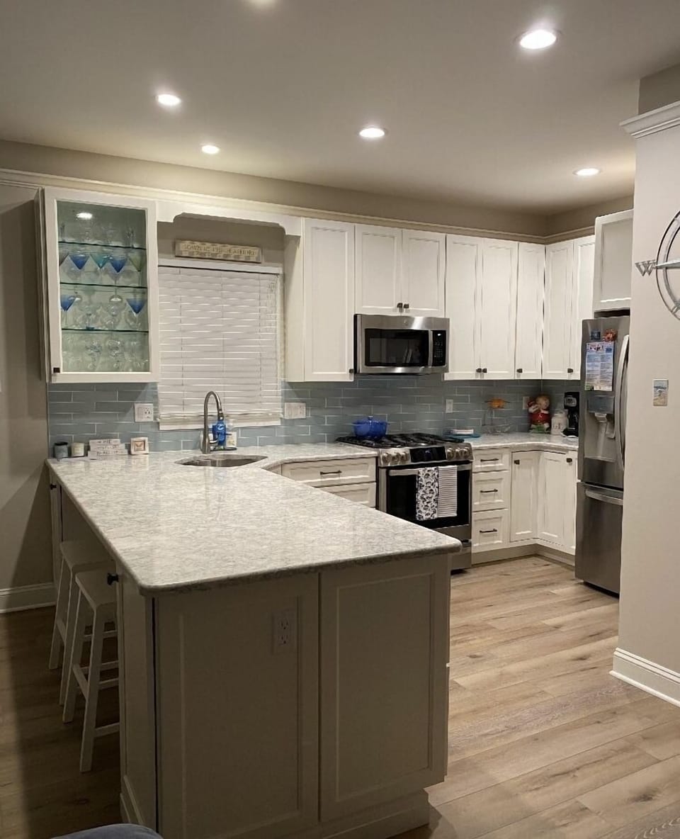 New Custom Kitchen with quartz countertop & luxury kitchen appliances!