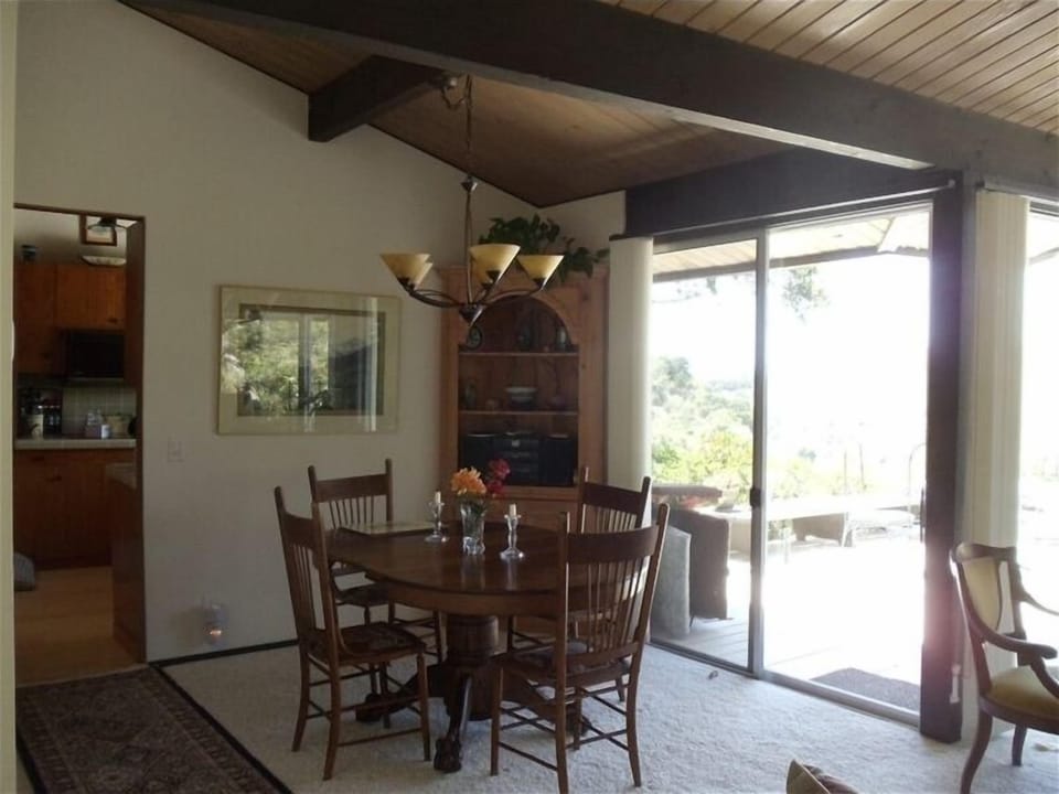 Dining room seats 6.