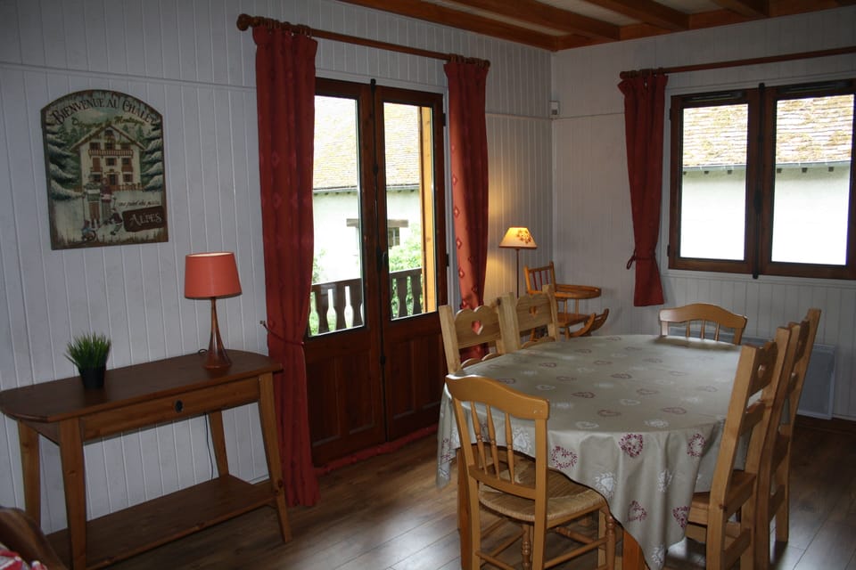 Dining room for 6 people, adjacent to the living room