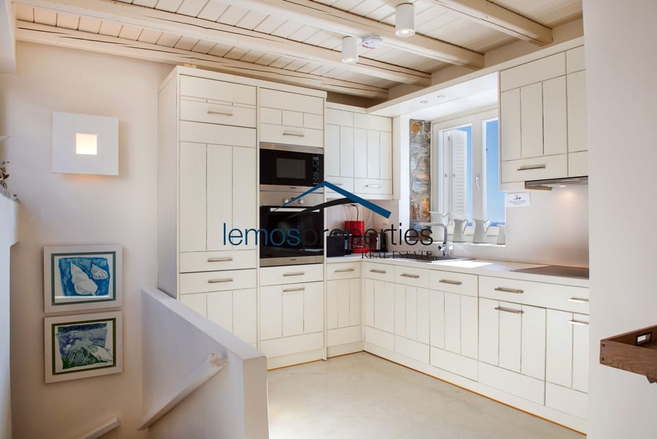 The fully equipped kitchen