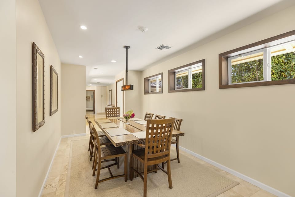 Ideal for gatherings and meals in a calm, elegant setting.