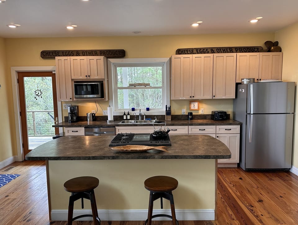 Fully equipped kitchen. 4 slice toaster and refrigerator new for 2024