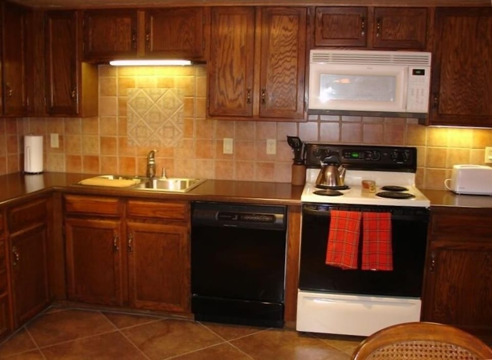 Kitchen with small breakfast table
