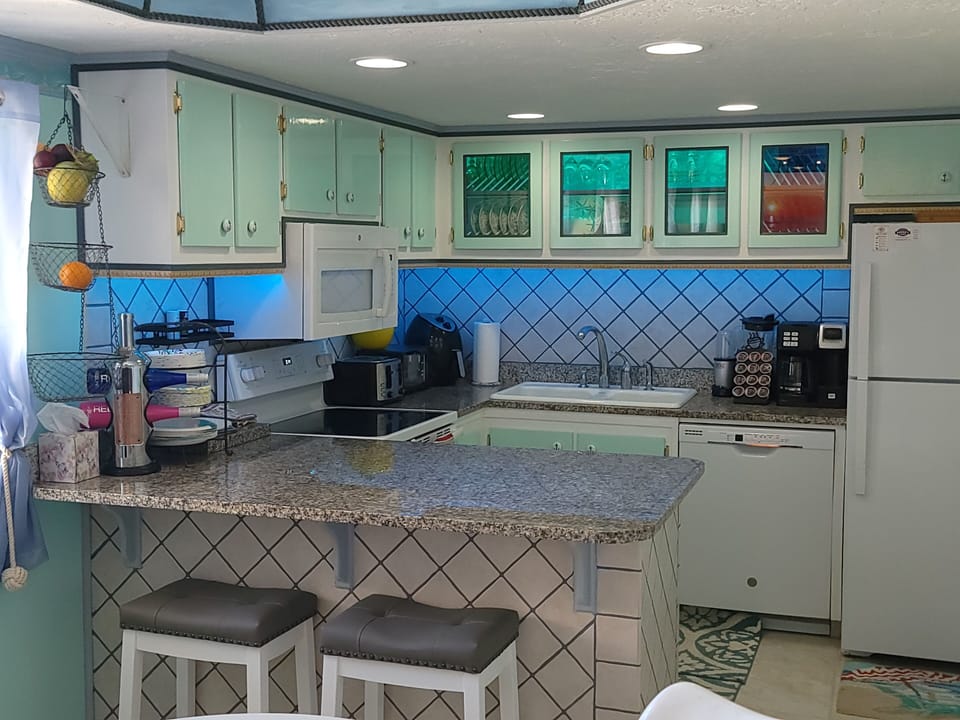  Loaded kitchen..  K-cup / full pot coffee, blenders, large fridge, fun lighting