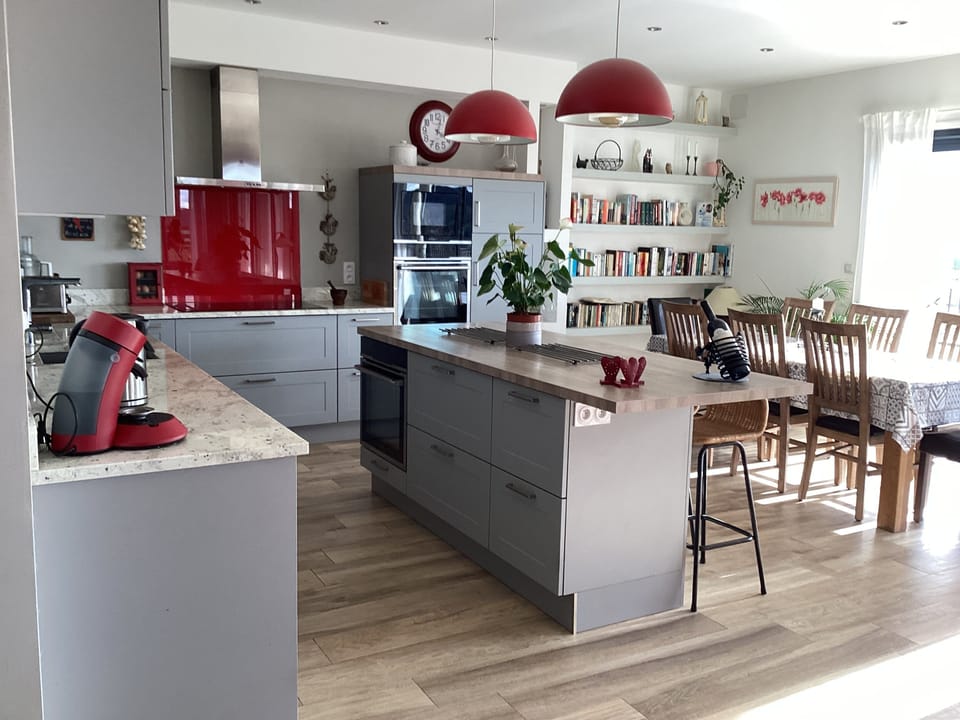 Kitchen & Dining