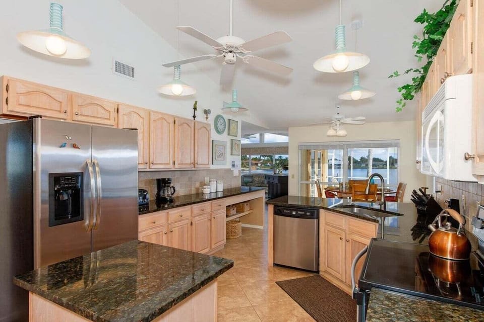 Large, fully equipped kitchen