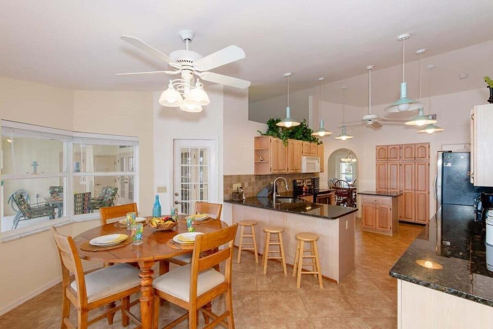 Breakfast bar and additional breakfast area