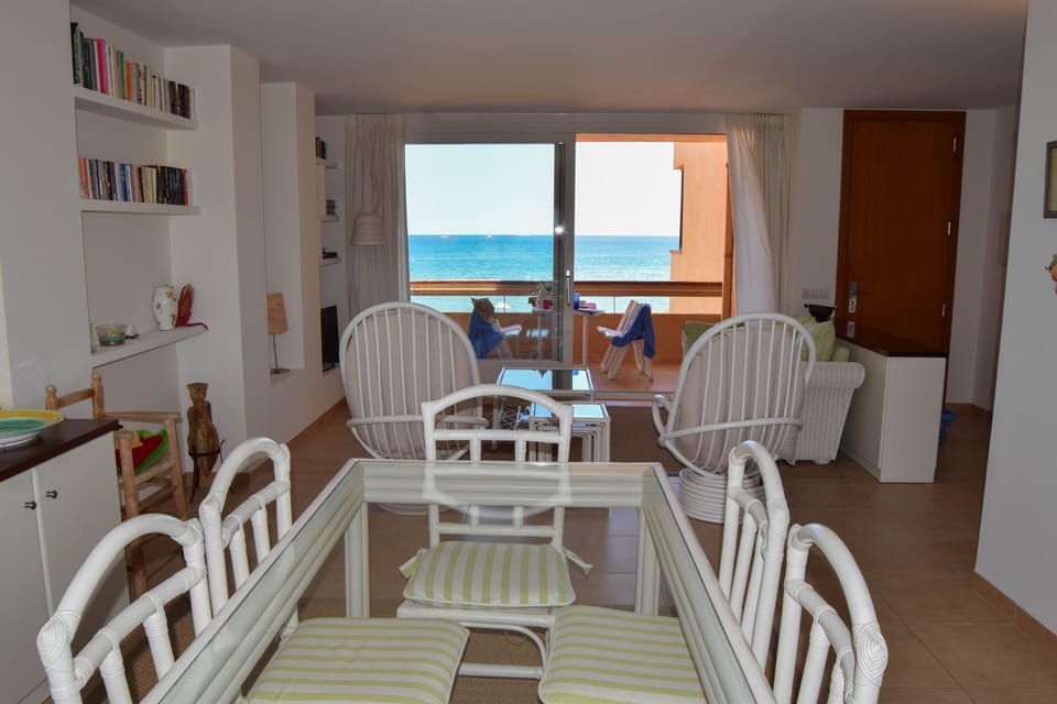Apartment in front of the beach - Two  double rooms . pool-internet-parking.SPCB