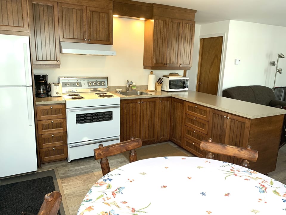 Cuisine bien équipée.  Well equipped kitchen. 