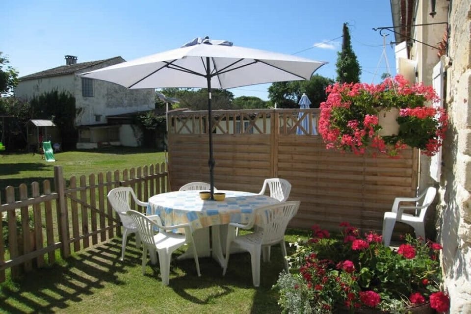Verdhello utside Dining Area